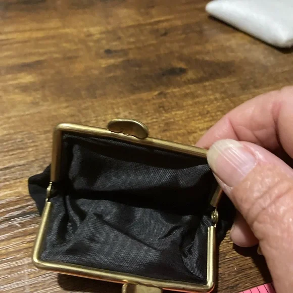 Vintage Rose Petit point embroidery on compact set - Picture 12 of 16